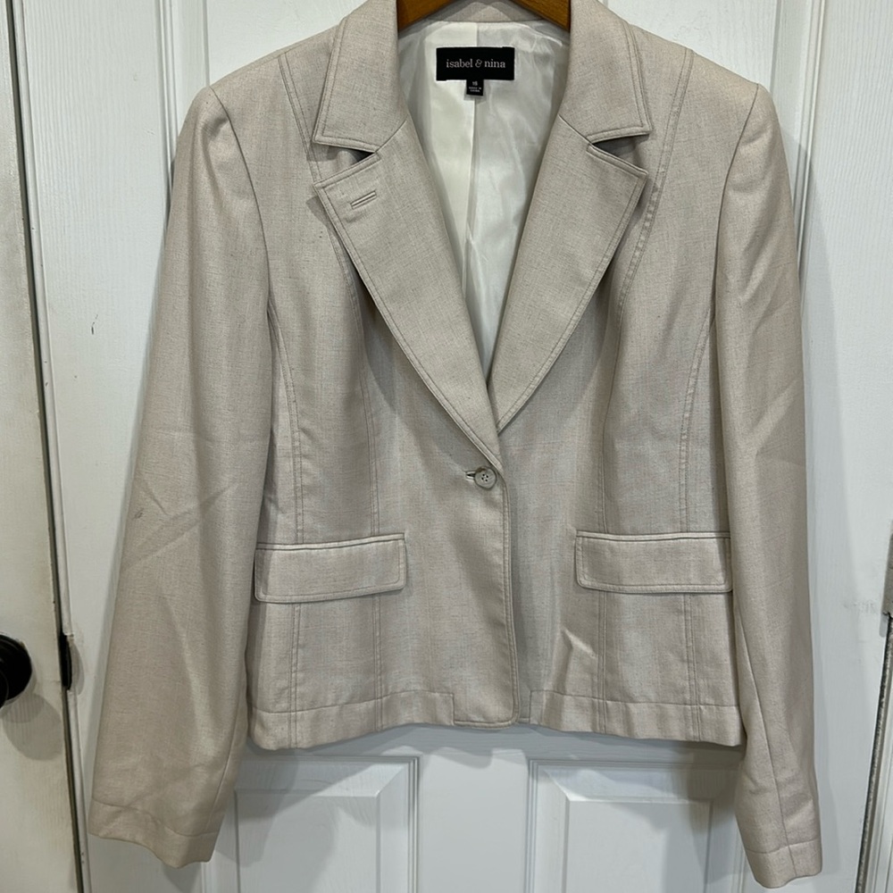Beautiful Isabel & Nina beige blazer.  Very feminine and flattering.